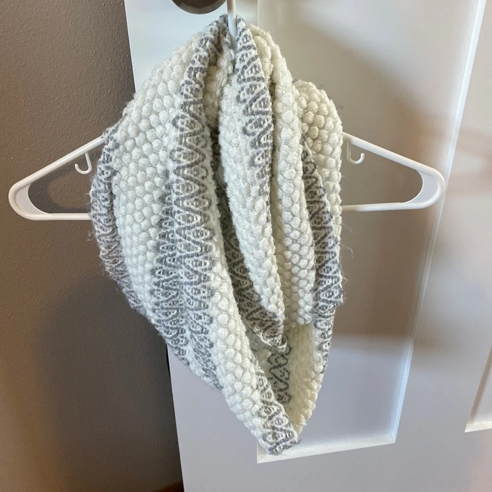 Infinity Scarf - Picture 1 of 2